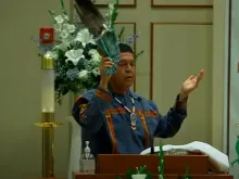 Ministro leigo recita a “Oração dos Nativos Americanos às Quatro Direções” na missa