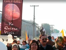 Multidão no Santuário Nacional de Maipú no Chile.