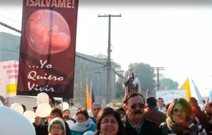 Multidão no Santuário Nacional de Maipú no Chile.