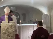 Dom Georg Gänswein reza missa nas grutas vaticanas