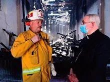 O Arcebispo de Los Angeles, Dom José H. Gómez, visitou a Missão São Gabriel por volta das 10h para examinar os danos e pedir orações