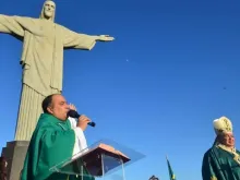 Padre Omar Raposo no Santuário do Cristo Redentor; à direita o arcebispo do Rio de Janeiro, dom Orani Tempesta 