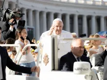 O papa Francisco acena para os fiéis No 10º Encontro Mundial das Famílias