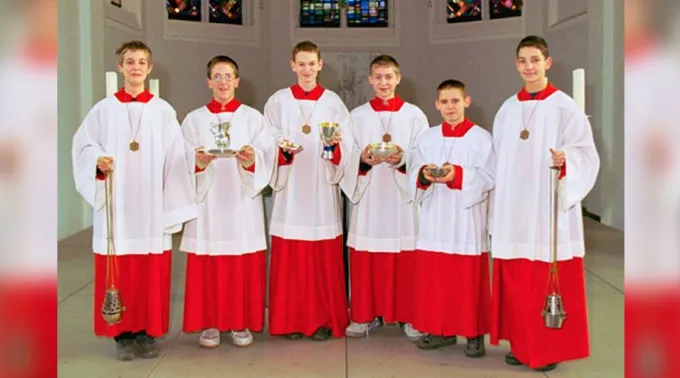 Monaguillos_WikipediaMichaelVitz_CC-BY-SA-3.0.jpg ?? 