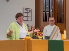 Teóloga Monika Schmid "concelebra" missa católica