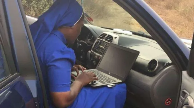 MonjaLaptop_011220_1.jpg ?? 