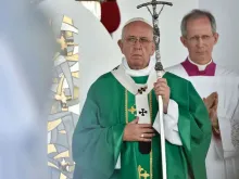 Papa Francisco celebra a missa ao lado de monsenhor Marini 