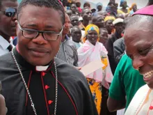 Dom Bruno Ateba Edo (esquerda