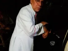 Dom Carlos Enrique Herrera entregou a uma mãe o corpo de seu filho.