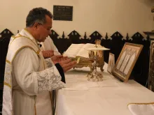 Monsenhor Jonas Lisboa celebra a missa na forma extraordinária do rito romano 