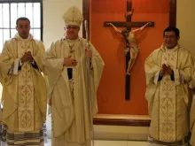 Dom José Antonio Eguren e os quatro novos sacerdotes.
