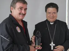 Dom José Rafael Quirós e Óscar Ramírez com a imagem de Nossa Senhora dos Anjos 