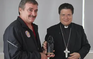 Dom José Rafael Quirós e Óscar Ramírez com a imagem de Nossa Senhora dos Anjos 