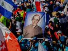 Jovens carregam uma imagem de São Óscar Romero durante a JMJ Panamá 2019