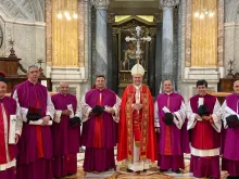 Monsenhor Flávio de Medeiros (segundo da direita para a esquerda) e demais sacerdotes que receberam o canonicato.