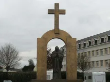 Monumento dedicado a São João Paulo II em Ploërmel (França) 