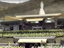 Monumento Maria, Rainha da Paz durante a celebração da Missa do Papa Francisco. Crédito: captura de tela Vatican Media 