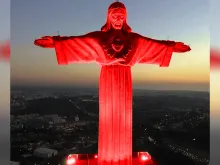 Santuário do Cristo-Rei,em Almada, iluminado de vermelho 