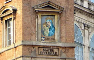 Mosaico Mater Ecclesia na Praça de São Pedro