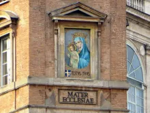 Mosaico Mater Ecclesia na Praça de São Pedro