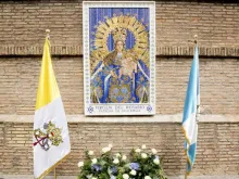 Mosaico de Nossa Senhora do Rosário, padroeira da Guatemala, nos Jardins Vaticanos