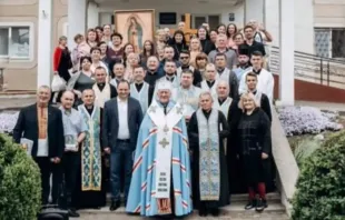 Membros do Movimento Cristão pela Vida na Ucrânia ao lado da imagem de Nossa Senhora de Guadalupe