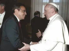 O fundador da Comunidade Shalom, Moysés Azevedo, com o Papa Francisco.