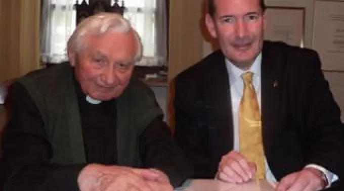 Msgr_Georg_Ratzinger_with_Michael_Hesemann_Photos_courtesy_of_Ignatius_Press_EWTN_World_Catholic_News_2_28_12.jpg ?? 