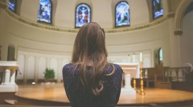 Mujer-iglesia-NeONBRAND-Unsplash-030122.webp ?? 