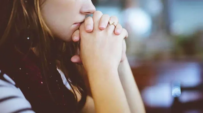 Mujer-reza-Pixabay-270219.jpg ?? 