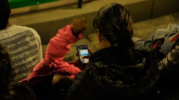 MujerCelular_AlejandroBustamanteCampilloCC-BY-NC-2.0_Flickr_100315.jpg ?? 