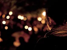 Mulher em oração (imagem referencial