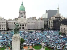 Uma multidão se reuniu no sábado diante do Congresso na Argentina. Crédito: Faro Films
