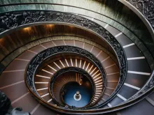 Escadaria dentro dos museus do Vaticano.