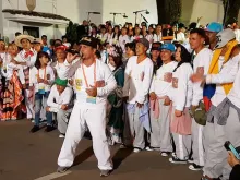 Os músicos IDIPRON cantam “Bienvenido Papa” (Bem-vindo Papa) em frente à Nunciatura em Bogotá.
