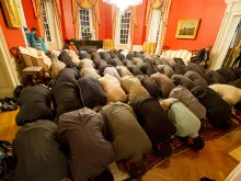 Muçulmanos rezando (imagem referencial) 