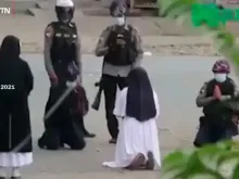Irmã Ann Rose Nu Tawng pede à polícia para não atirar em manifestantes durante distúrbios em Myanmar