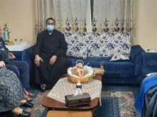 Pe. Romanelli visitando casas na Faixa de Gaza. Crédito: Asia News.