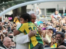 Nathan abraça o papa Francisco durante a JMJ Rio 2013
