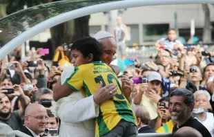 Nathan abraça o papa Francisco durante a JMJ Rio 2013