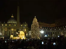 Praça de São Pedro com a árvore de Natal e o Presépio.