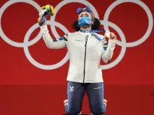 Neisi Dajomes, de joelhos e olhando para o céu, depois de receber a medalha de ouro neste 1º de agosto. Crédito: Comitê Olímpico Equatoriano.