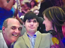 Nicolás com os seus pais.