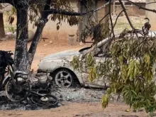 Veículos queimados após o ataque da Sexta-feira Santa em 7 de abril de 2023 em Ngban, estado de Benue, Nigéria.
