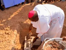 O bispo de Yola, Dom Stephen Dami Mamza, assentou as bases para a construção de 86 unidades habitacionais para deslocados internos em Maiduguri, Nigéria, em 27