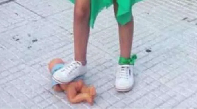 Nina-pisa-bebe_Twitter-Vicky-Pita_260219.jpg ?? 