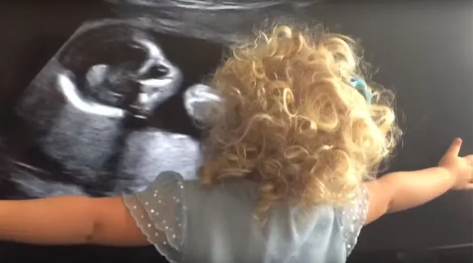 NinaAbrazoEcografia_YouTube_300516.jpg ?? 