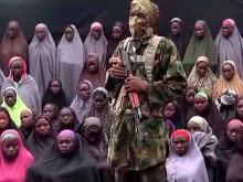 Terrorista do Boko Haram com um grupo de meninas sequestradas, em um vídeo publicado em agosto de 2016