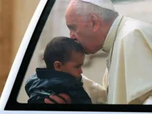 Papa na Audiência Geral abençoando uma criança.