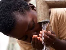 Um menino bebe água na África. Crédito: Flickr USAID (CC BY-NC-ND 2.0)